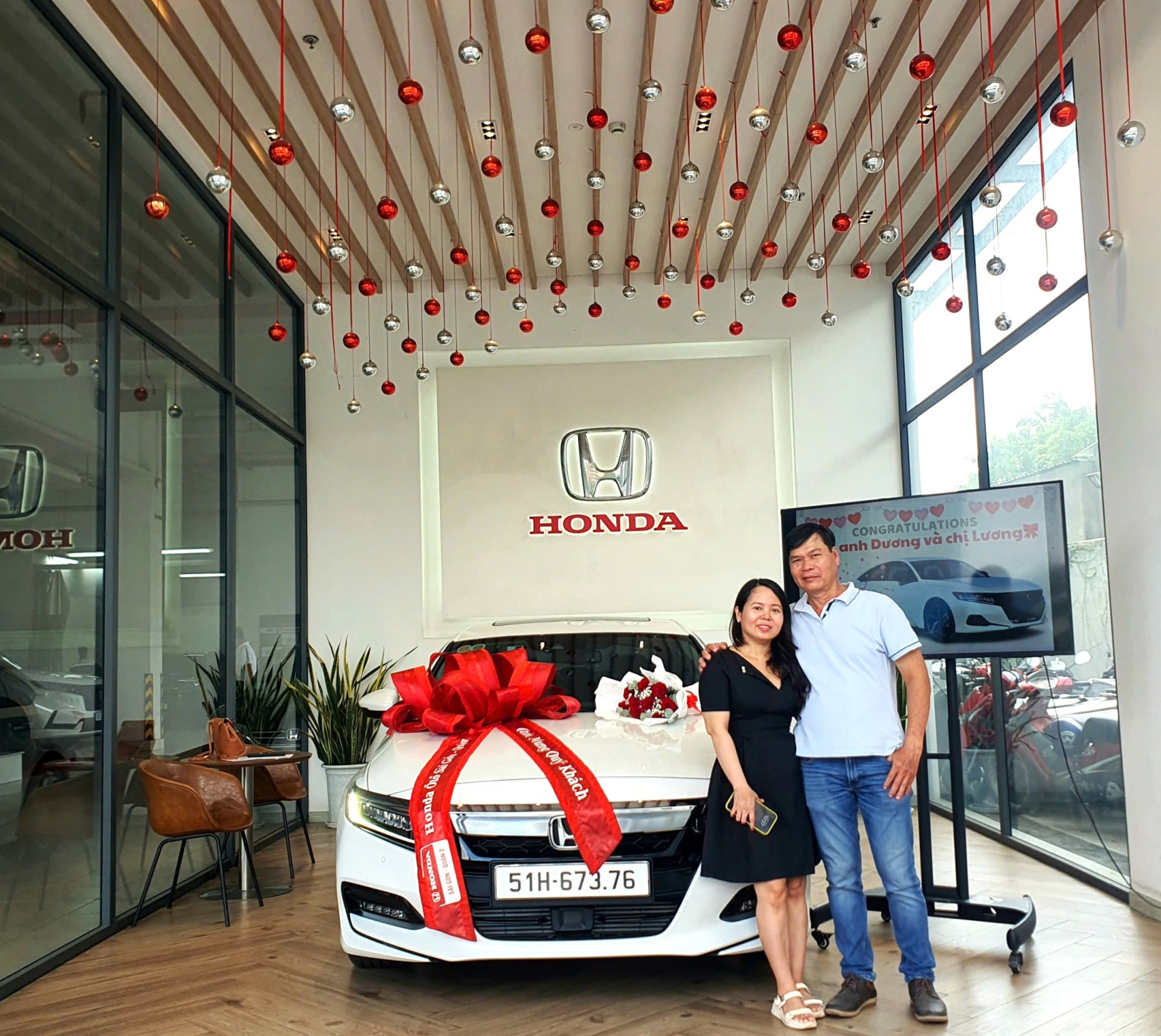 Bàn Giao Honda Accord Trắng – Hành Trình Sedan Đẳng Cấp Của Gia Đình Anh Dương & Chị Lương